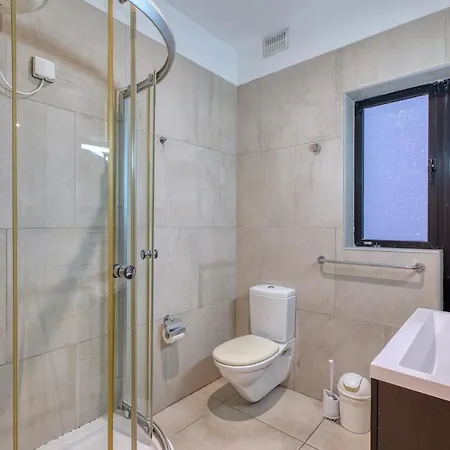 Modern In Next To The Sea סליאמה